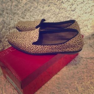 Aerosoles Betunia leopard flats.  Please read desc