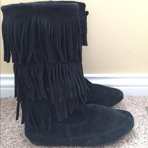 Minnetonka Fringe Boots size 8 (fit like 8.5)