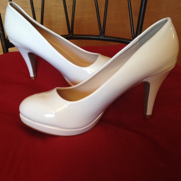 Whit hight heels! Never worn.