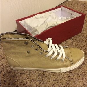 ⭕️REDUCED⭕️High Top Converse