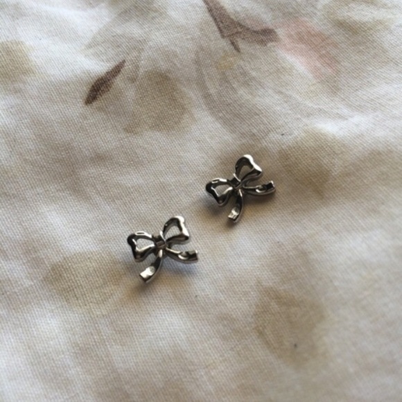 ๐ซSOLD๐ซ ๐ dainty bow earrings ๐ - Picture 1 of 2