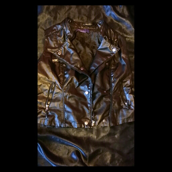 Sleeveless leather jacket