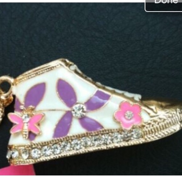 NWOT GC Crystal pendant fashion shoes necklace - Picture 1 of 4