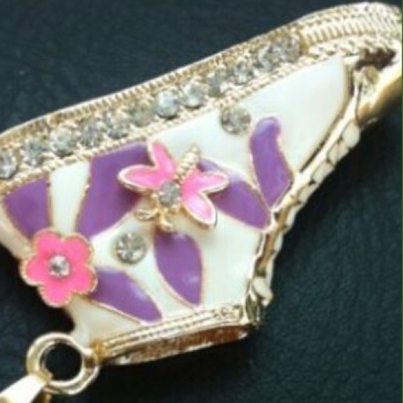 NWOT GC Crystal pendant fashion shoes necklace - Picture 4 of 4