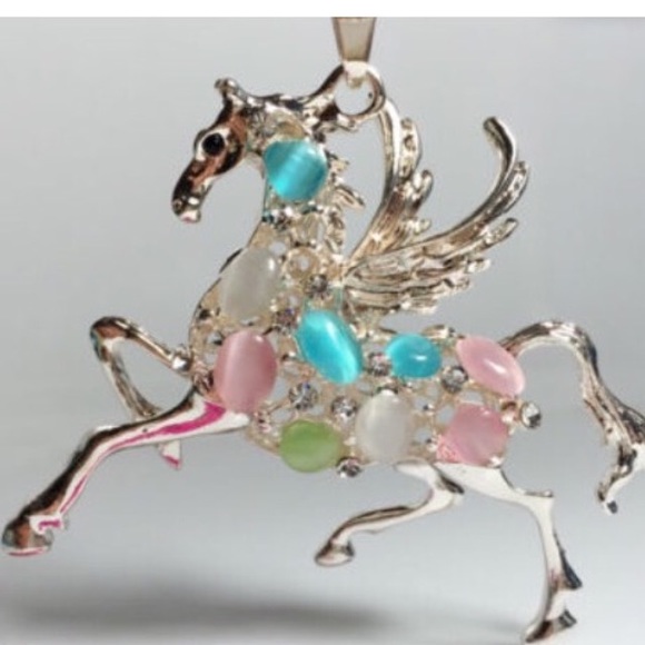 NWOTGCCrystalAngelWingHorseColorPendant Necklace - Picture 1 of 2