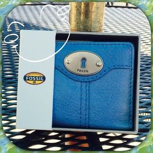 🌟Reduced!🌟🐳NWT light blue Fossil Wallet🌀