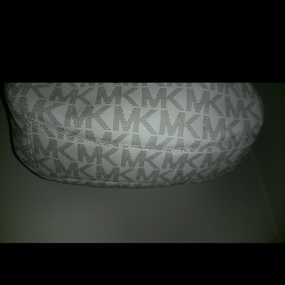 Michael Kors FULTON vanilla signature handbag - Picture 3 of 4