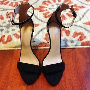 Basic black and gold strap heel