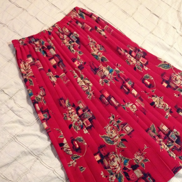 Pleated skirt with painting inspired design