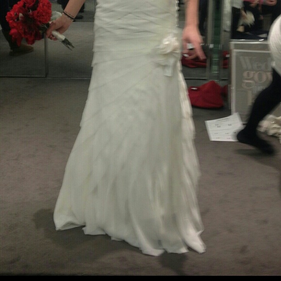 Brand New -Vera Wang Crinkle Chiffon Wedding Dress - Picture 2 of 2