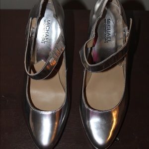 Michael Michael Kors Silver Pumps Size 10