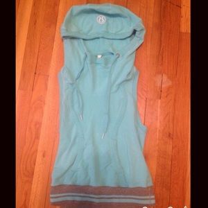 LIGHT BLUE LULULEMON SLEEVELESS SCUBA HOODIE