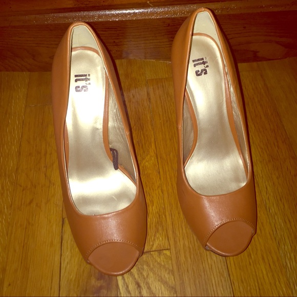 Nude high heel shoe