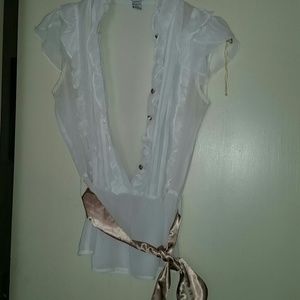 Shirt color pearl with bright brown buttons