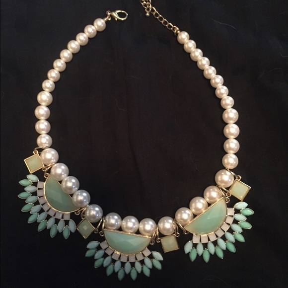 Faux pearl necklace! Must have!