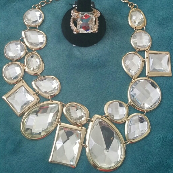 Necklace and Earringsloo - Picture 1 of 2
