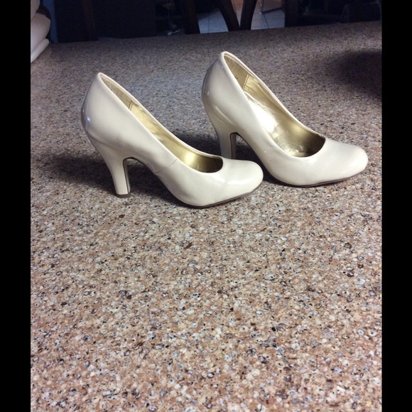 Steve Madden pumps. New. - Picture 2 of 3