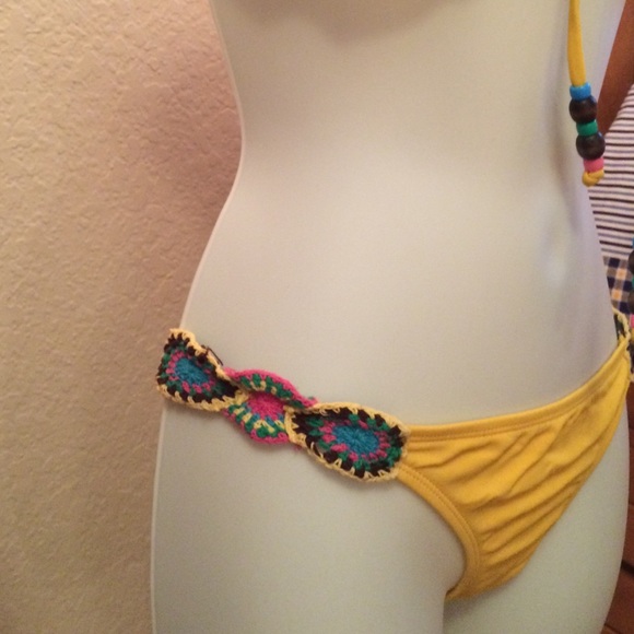 Bikini - Picture 2 of 3
