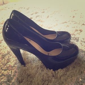 Black pumps