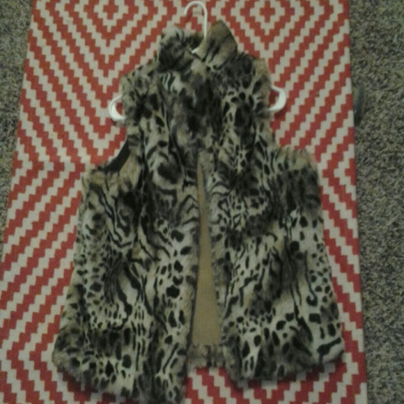 Leooard faux fur vest