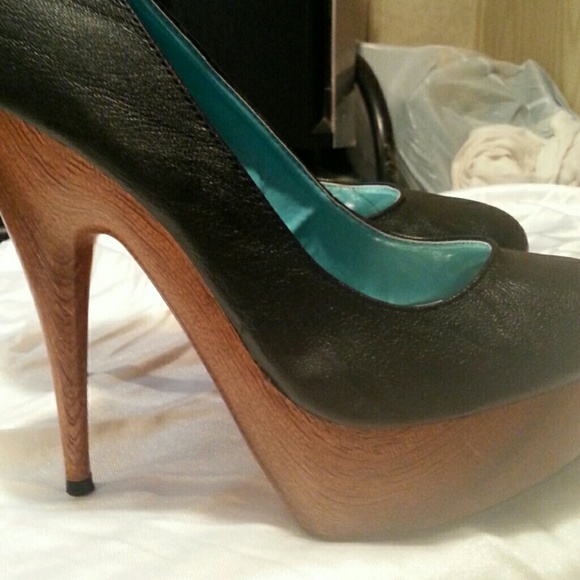 SHOES - Picture 2 of 2