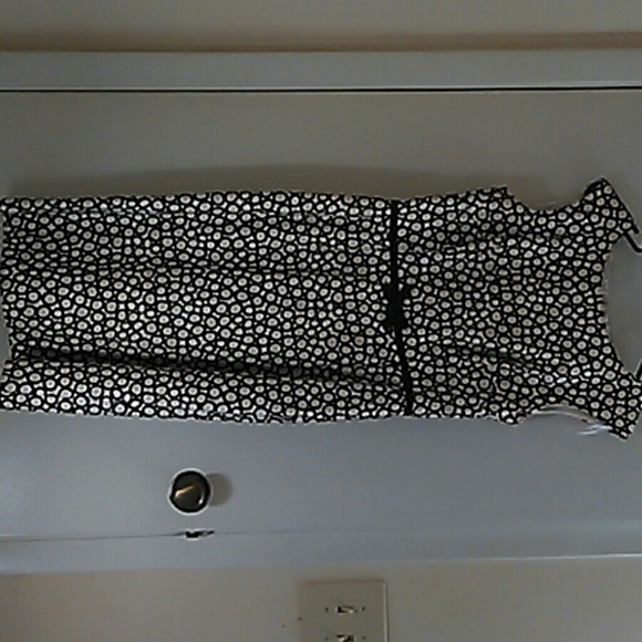 Abstract black and white midi dress - Picture 1 of 3