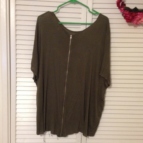 Urban Outfitters Olive Tee w Zipper Down Back