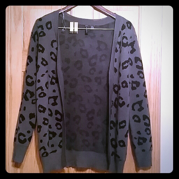 GREY LEOPARD PRINT SWEATER - FULL TILT - Picture 1 of 2