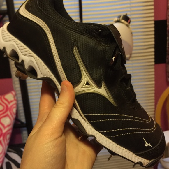 Mizuno metal cleats (color changing tags)
