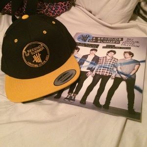 *BUNDLE* 5SOS snapback & poster booklet ***HOLD***
