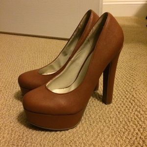 Cognac platform pumps