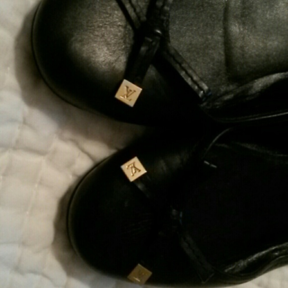 LOUIS VUITTON BLACK LEATHER FLATS - Picture 2 of 3