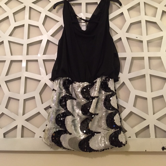 ⭐️⭐️Reducded⭐️⭐️ Black sequin skirt cocktail dress - Picture 4 of 4