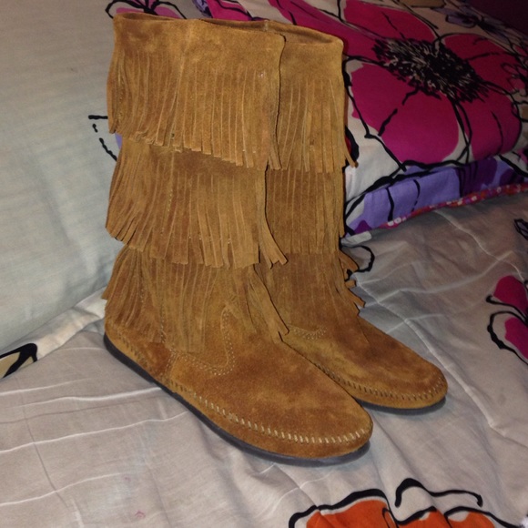 ON HOLD!! Minnetonka fringe boots