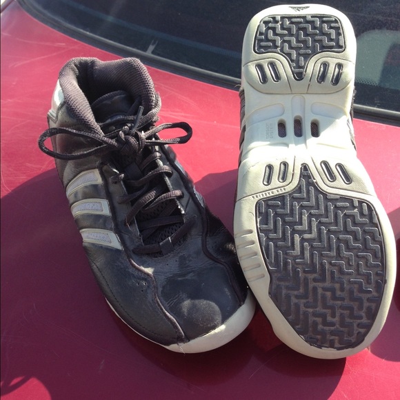 Sports shoes