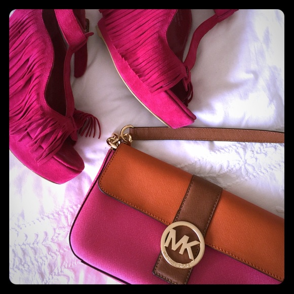 Michael Kors Handbags - 🎀HP🎀MK Shoulder Handbag