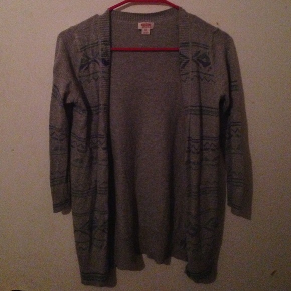 Grey cardigan with indie design