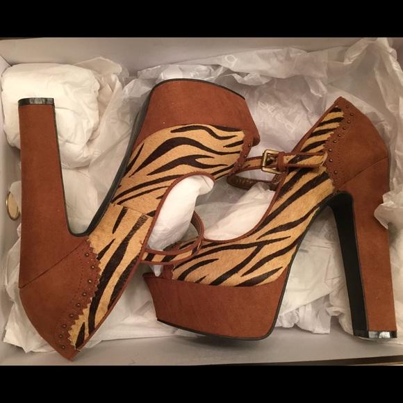 Bebe classic pump brown zebra print size 7.5