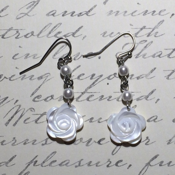 Mother of Pearl Flower earrings