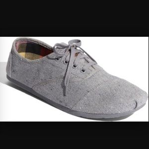 Grey toms cordones