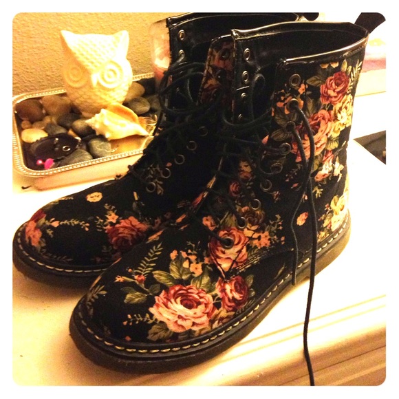 Patent floral boots🌸🌹
