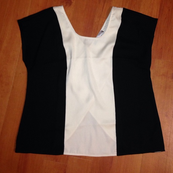Black and White Dress Tee!⭐️MAKE AN OFFER!⭐️