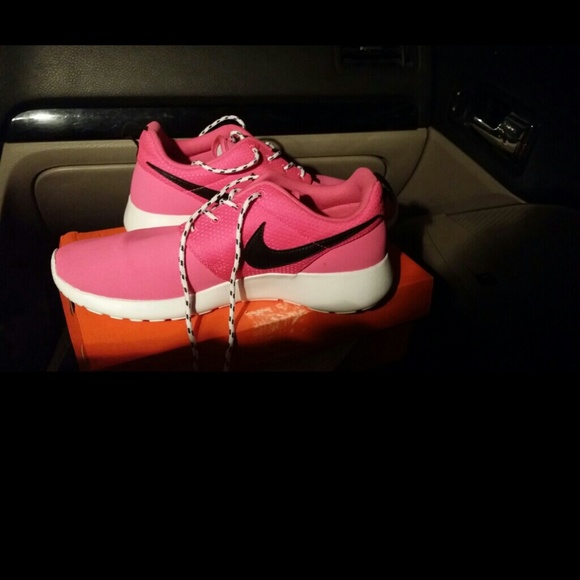 Nike roshe hot pink size 6.5 but could fit as a 7
