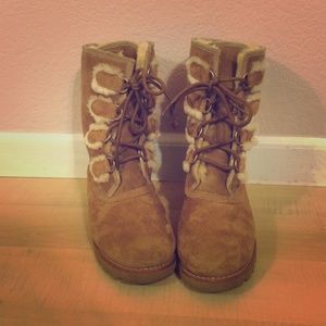 Usually a 6 in uggs but these fit a little snug