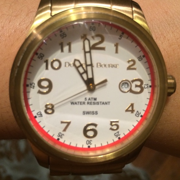 Dooney & Bourke gold watch - Picture 4 of 7