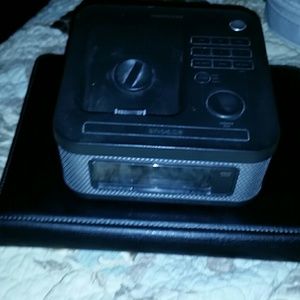 IPhone 4 docking alarm clock