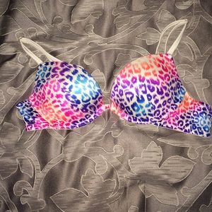 LOVE PINK heartbreaker! Plunge push-up bra