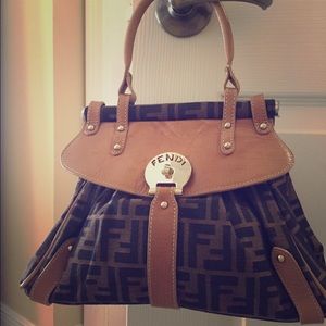 BRAND NEW FENDI Borsa Medium Shoulder Purse