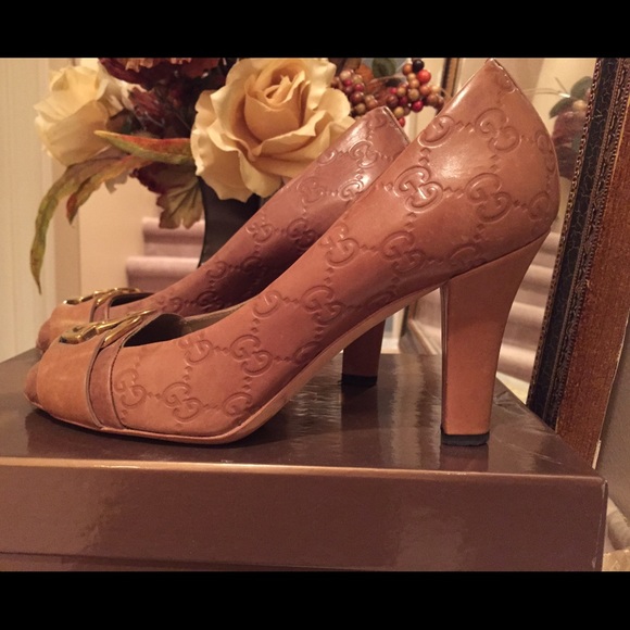 *SOLD* Gucci Logo Pumps