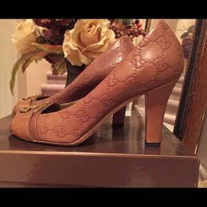 *SOLD* Gucci Logo Pumps